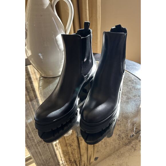 PRADA BLACK Leather Double Gore Lug Sole Chelsea Ankle Boots EU 40 US 9 - Picture 3 of 9